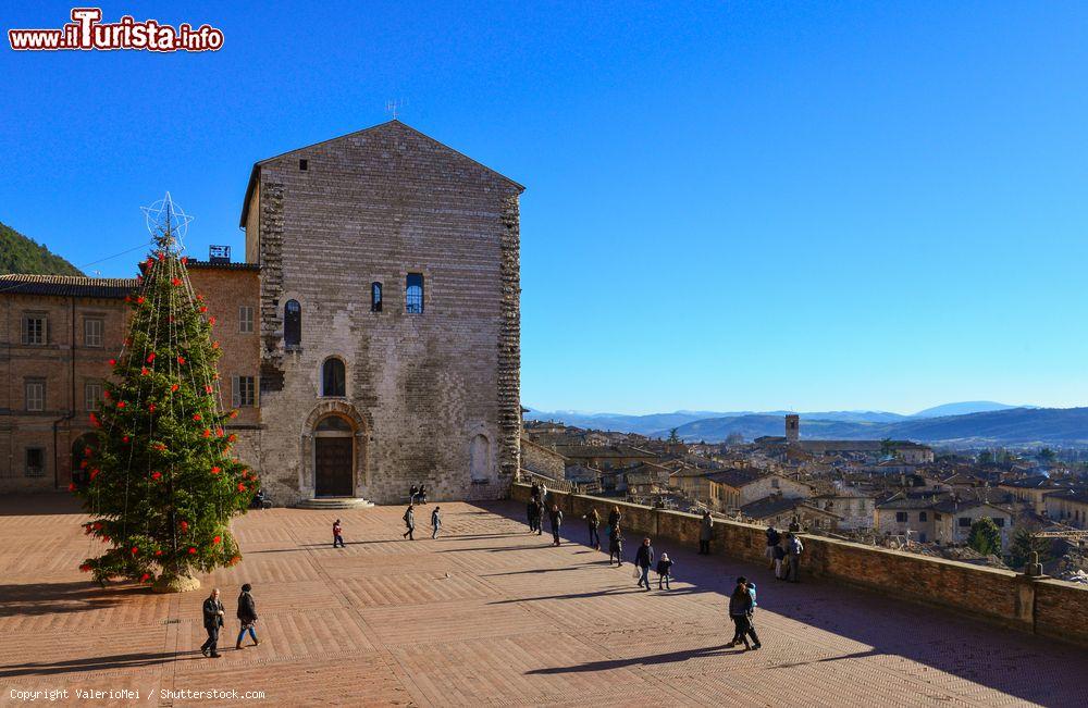 Immagine Il panorama che si ammira da Piazza Grande. In secondo piano il Palazzo del Podestà di Gubbio - © ValerioMei / Shutterstock.com