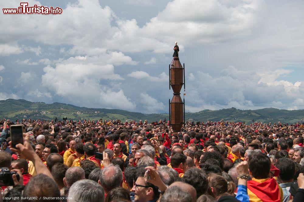 Immagine La corsa dei Ceri a Gubbio: la partenza avviene in Piazza Grande, davanti al Palazzo dei Consoli - © Buffy1982 / Shutterstock.com