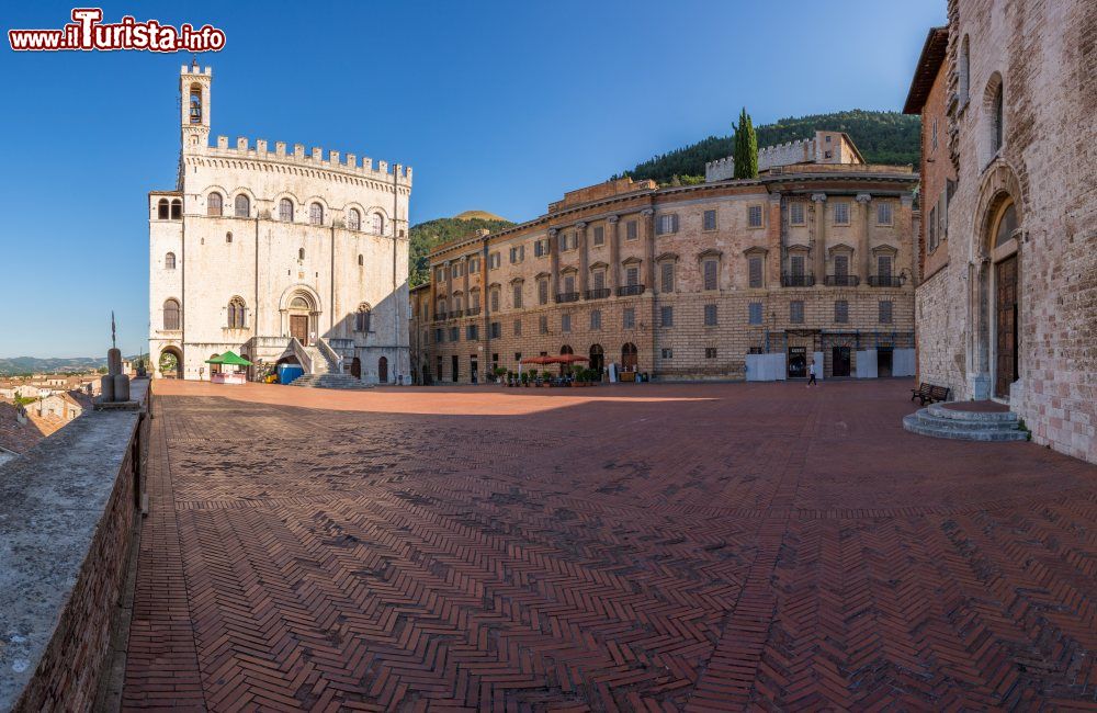 Immagine Piazza Grande a Gubbio, una volta conosciuta come Piazza della Signoria. Sullo sfondo il Palazzo dei Consoli