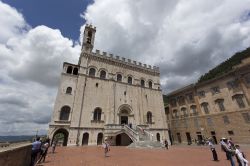 Palazzo dei Consoli fotografato da Piazza Grande: siamo a Gubbio, in Umbria - © Maurizio Biso / Shutterstock.com