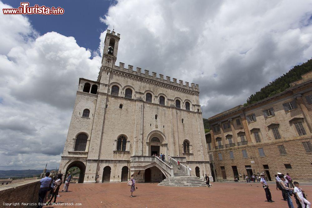 Immagine Palazzo dei Consoli fotografato da Piazza Grande: siamo a Gubbio, in Umbria - © Maurizio Biso / Shutterstock.com