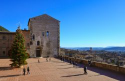 Il panorama che si ammira da Piazza Grande. In secondo piano il Palazzo del Podestà di Gubbio - © ValerioMei / Shutterstock.com