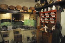 Una antica cucina di una casa in Alsazia: siamo al Museo Alsaziano di Strasburgo - © DerHexer, CC BY-SA 4.0, Wikipedia