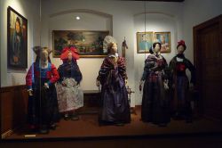 Vestiti tipici dell'Alsazia: Musee Alsacien Strasbourg - © Claude Truong-Ngoc, CC BY-SA 3.0, Wikipedia