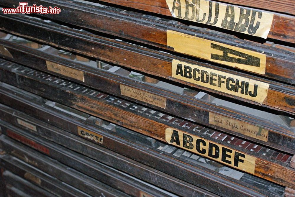 Immagine Antichi font da stampa in legno esposti al Museo degli Scrittori di Edimburgo - © Edinburgh City of Print - CC BY 2.0, Wikipedia