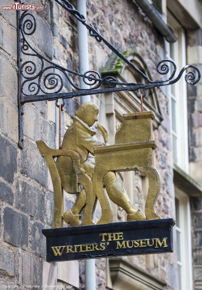 Immagine Insegna all'ingresso del Writers Museum di Edimburgo - © chrisdorney / Shutterstock.com