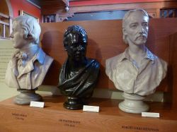 I busti dei grandi letterati della Scozia al Writers Museum di Edimburgo: Burns, Scott e Stevenson - © Kim Traynor - CC BY-SA 3.0, Wikipedia