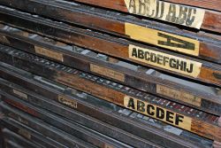Antichi font da stampa in legno esposti al Museo degli Scrittori di Edimburgo - © Edinburgh City of Print - CC BY 2.0, Wikipedia