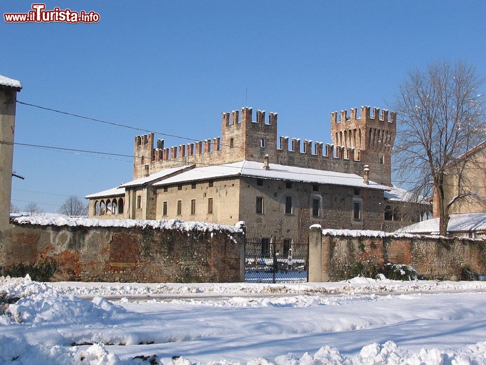 Immagine Il castello di Malpaga fotografato in inverno dopo una bella nevicata