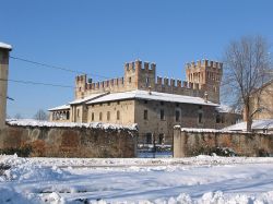 Il castello di Malpaga fotografato in inverno ...