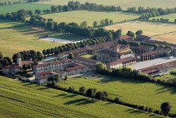 Vista aerea del Castello di Malpaga nella campagne di Cavernago in Lombardia