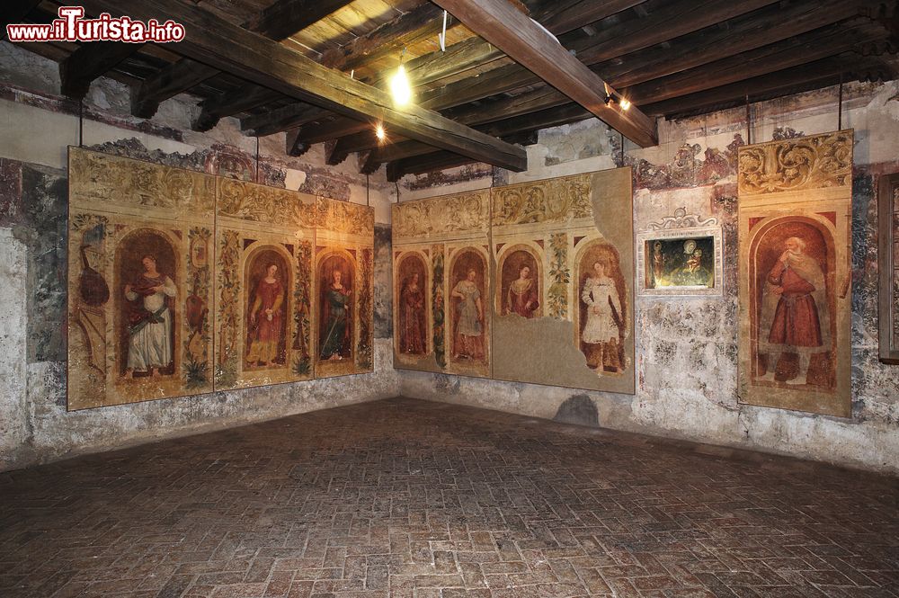 Immagine Uno dei saloni affrescati del Castello di Malpaga a Cavernago (Lombardia)