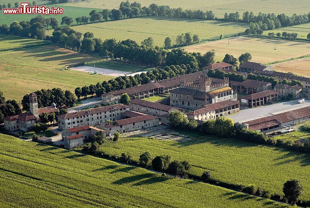 Immagine Vista aerea del Castello di Malpaga nella campagne di Cavernago in Lombardia