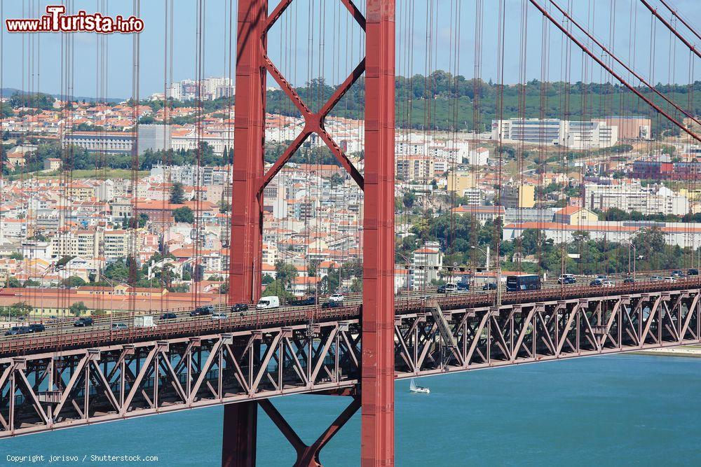 Immagine Un particolare dellla struttura del ponte del 25 aprile a Lisbona: Serve al passaggio di automobili e camion sulla pista superiore (che pagano un pedaggio), e dei treni con la corsia inferiore - © jorisvo / Shutterstock.com