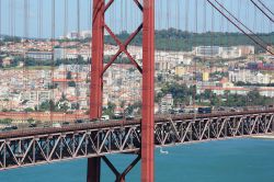 Un particolare dellla struttura del ponte del 25 aprile a Lisbona: Serve al passaggio di automobili e camion sulla pista superiore (che pagano un pedaggio), e dei treni con la corsia inferiore ...