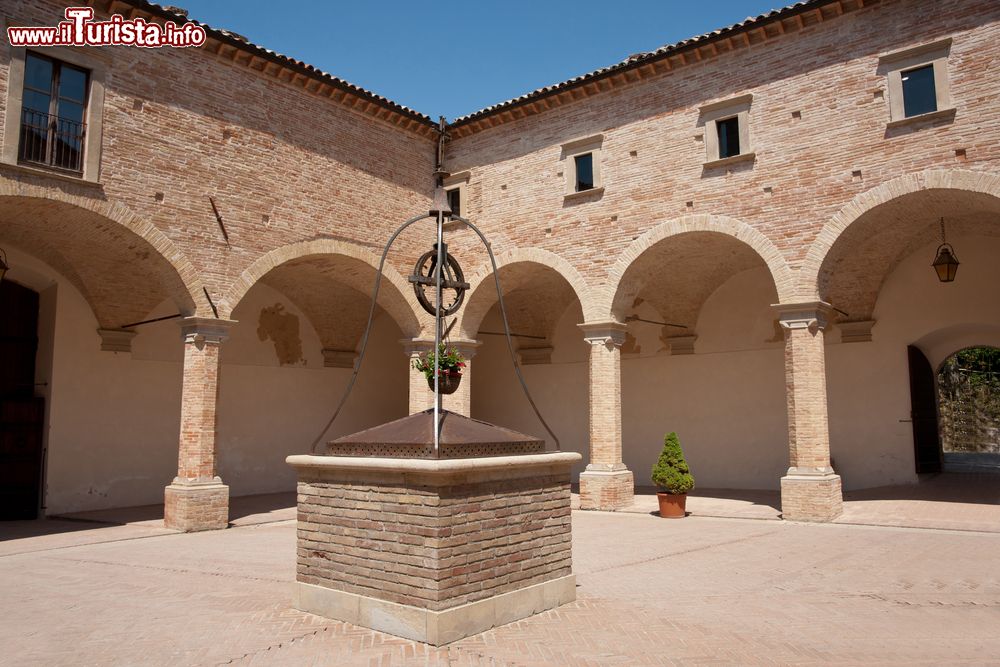 Immagine Il chiostro interno alla Basilica di Sant'Ubaldo a Gubbio