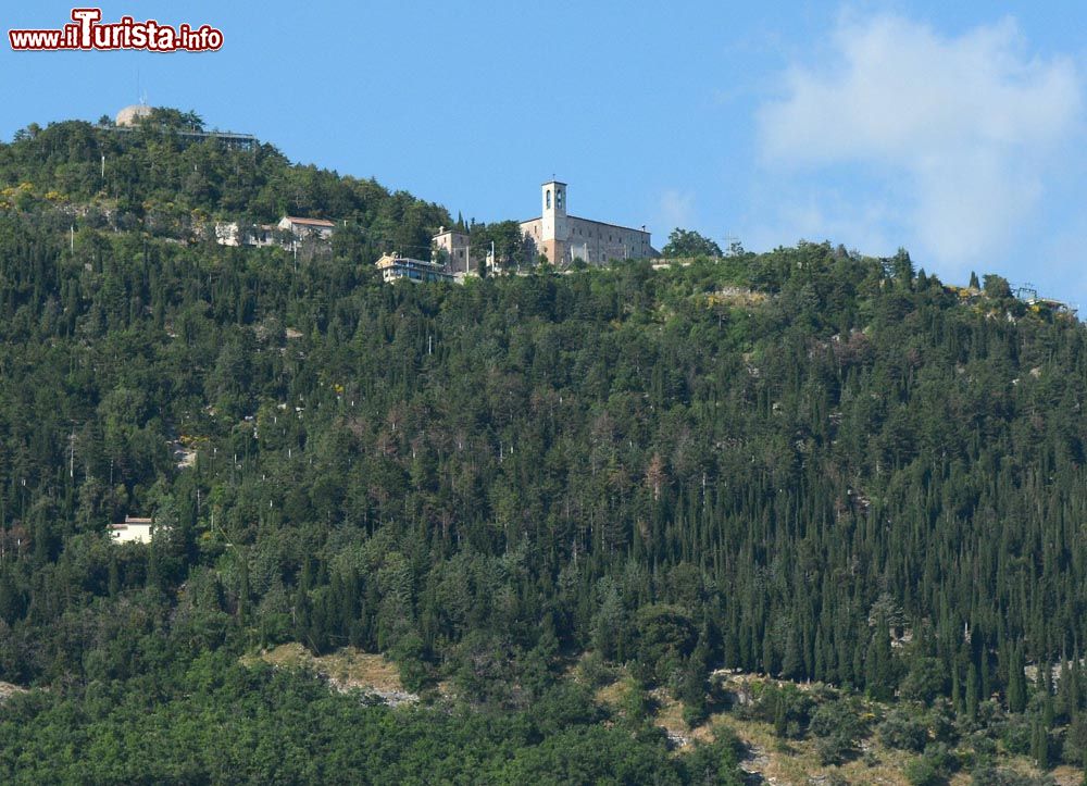 Immagine Il Monte Ingino e la Basilica di Sant'Ubaldo che domina la città di Gubbio: E' il punto di arrivo della Corsa dei Ceri che si svolge il 15 maggio