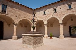 Il chiostro interno alla Basilica di Sant'Ubaldo a Gubbio