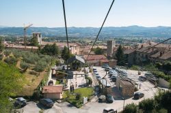 La bidonvia del Monte Ingino, chiamata Funivia Colle Eletto, collega Gubbio con la Basilica di Sant'Ubaldo, e permette di superare un dislivello di circa 300 m. Durante la salita si gode ...