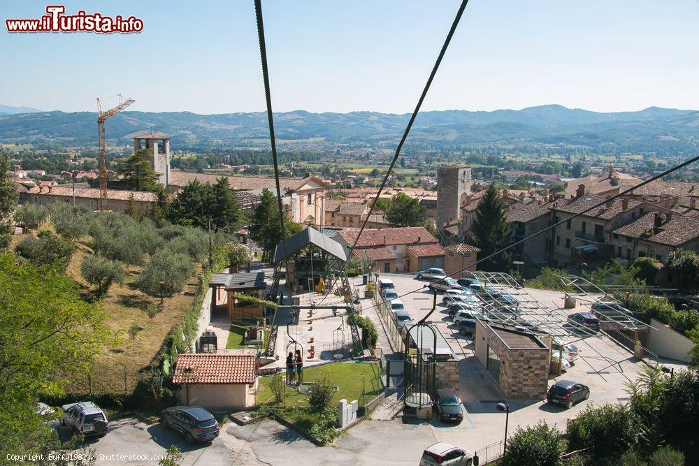 Immagine La bidonvia del Monte Ingino, chiamata Funivia Colle Eletto, collega Gubbio con la Basilica di Sant'Ubaldo, e permette di superare un dislivello di circa 300 m. Durante la salita si gode di un fantastico panorama del centro della città medievale umbra - © Buffy1982 / Shutterstock.com