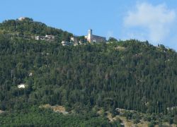Il Monte Ingino e la Basilica di Sant'Ubaldo che domina la città di Gubbio: E' il punto di arrivo della Corsa dei Ceri che si svolge il 15 maggio