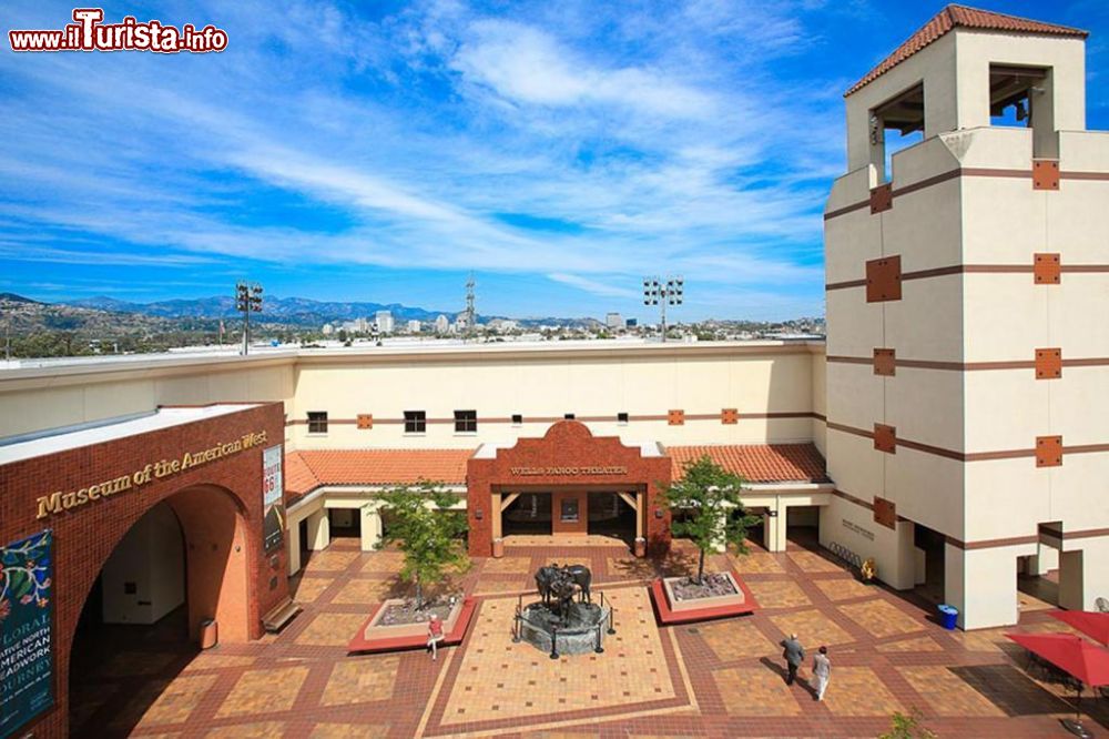 Immagine La Coorte interna del museo Autry, chiamata Museum Plaza, a Los Angeles in California: qui trovate un teatro, il Crossroads West Cafe dove poter mangiare di tutto e i negozi dell'Autry Store - © Danielle klebanow / Autry Museum