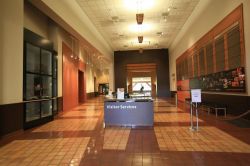 La visita al museo Autry Museum of the American West a Los Angeles. Dedicato a Gene Autry il museo ospita  ben 600.000 pezzi di genere western, che possono raccontare la saga del vecchio ...