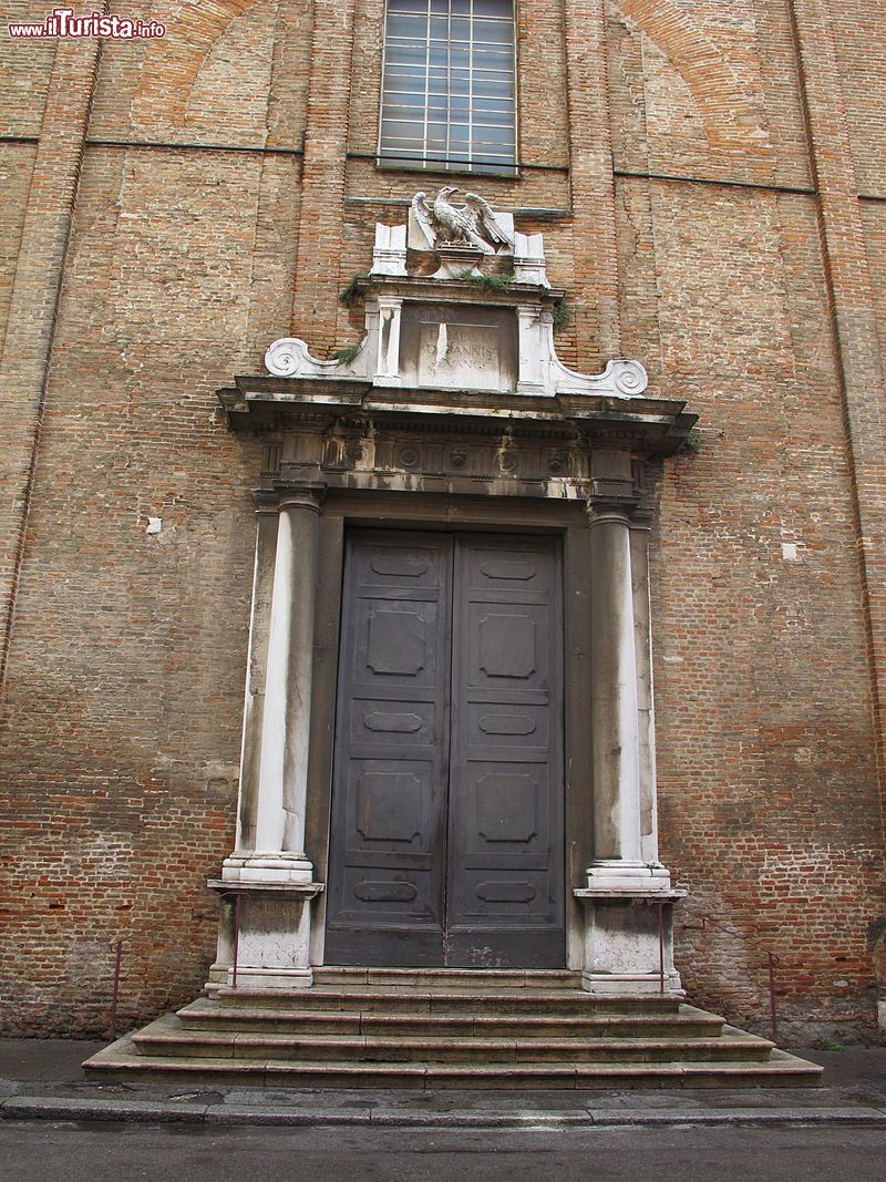 Immagine L'Ingresso della chiesa di Sant'Agostino a Rimini, Emilia-Romagna. Il sobrio esterno, lascia posto a degli interni barocchi decisamente più raffinati - © Sailko, CC BY-SA 3.0, Wikipedia