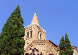 Il campanile della Chiesa di S. Agostino a Rimini: è famoso per contenere alcuni pregevoli affreschi di scuola riminese - © Il Malatestiano - CC BY-SA 4.0, Wikipedia