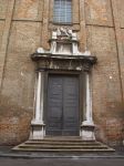 L'Ingresso della chiesa di Sant'Agostino a Rimini, Emilia-Romagna. Il sobrio esterno, lascia posto a degli interni barocchi decisamente più raffinati - © Sailko, CC ...