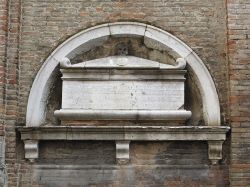 Una  tomba ad arcosolio all'esterno della chiesa di  Sant'Agostino a Rimini - © Sailko, CC BY-SA 3.0, Wikipedia