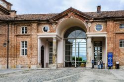 Ingresso alle Scuderie Juvarriane alla Reggia di Venaria Reale - © s74 / Shutterstock.com