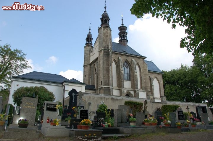 Esterno dell'ossario di Sedlec con la Cattedrale dell'Assunzione di Nostra Signora e Giovanni Battista