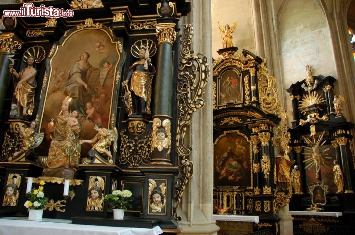 Altari all'interno della Cattedrale di Santa Barbara