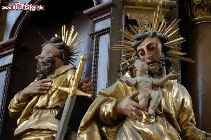 Due statue all'interno della chiesa di Santa Barbara