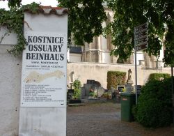 L'ingresso dell'Ossario di Sedlec, frazione appena ...