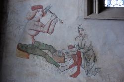 Affresco che illustra il lavoro del conio delle ...