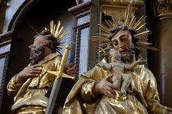 Due statue all'interno della chiesa di Santa ...