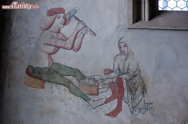Affresco che illustra il lavoro del conio delle monete a Kutna Hora