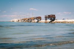 Il lungo molo di Sottomarina di Chioggia, costellato di capanni per la pesca. Siamo sulla costa veneta, a sud di Venezia