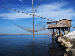 Un capanno da pesca sul lungo molo (lunghezza oltre 1 km) del porto di Sottomarina a Chioggia , al termine settentrionale della spiaggia di Sottomarina Lido