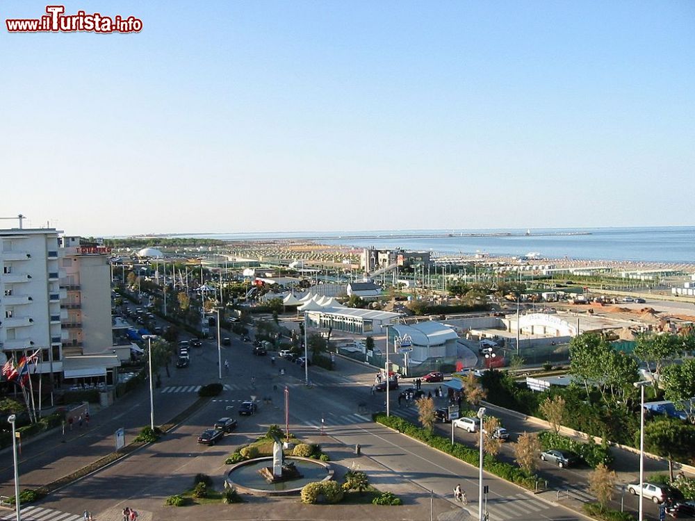 Immagine Sottomarina Lido: il lungomare e la grande spiaggia di Chioggia, ideale per famiglie con bambini