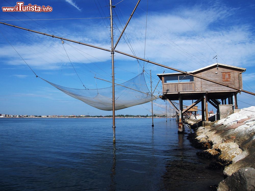 Immagine Un capanno da pesca sul lungo molo (lunghezza oltre 1 km) del porto di Sottomarina a Chioggia , al termine settentrionale della spiaggia di Sottomarina Lido