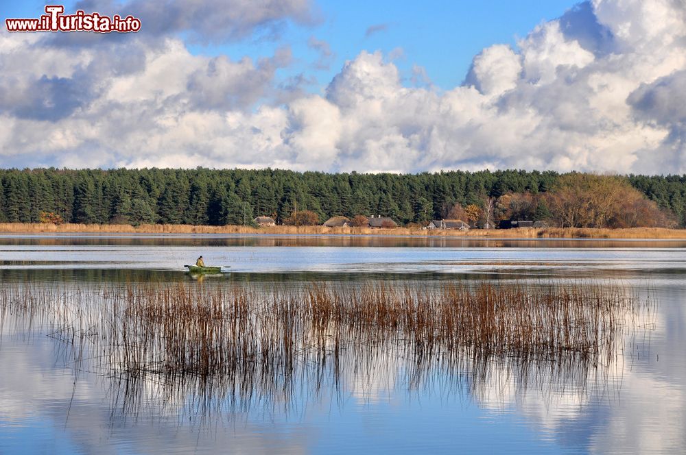 Immagine paesaggio della Lettonia sul lago Juglas nei pressi del museo Etnografico di Riga