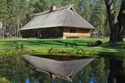Una antica casa di campagna della Lettonia, al museo Etnografico di Riga