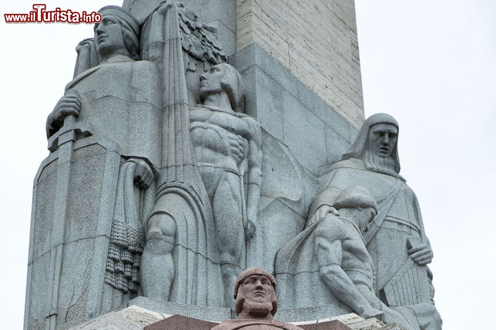 Immagine Il dettaglio gruppo scultoreo maggiore alla base del Monumento alla Libertà di Riga in Lettonia