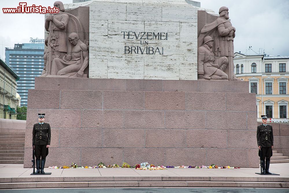 Immagine La vigilanza delle Guardie d'Onore al Monumento della Liberta di Riga in Lettonia