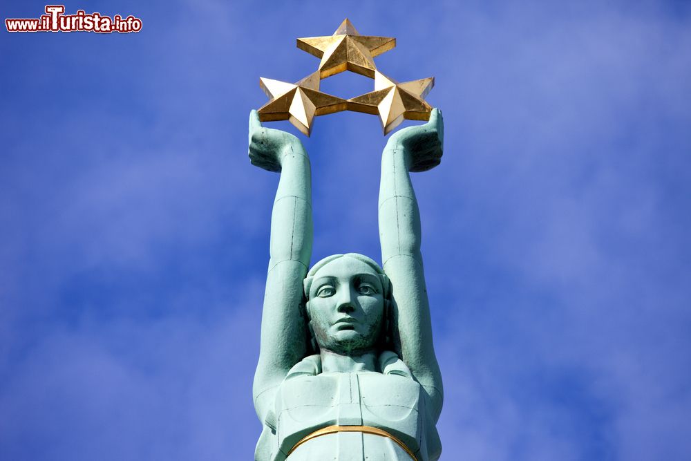 Immagine Particolare della statua che sormonta il monumento della Libertà di Riga. Le tre stelle rappresentano le tre regioni della Lettonia, Vidzeme, Latgale e Curlandia