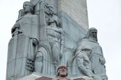 Il dettaglio gruppo scultoreo maggiore alla base del Monumento alla Libertà di Riga in Lettonia