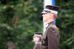 Le guardie d'onore a presidio del Monumento alla Libertà di Riga